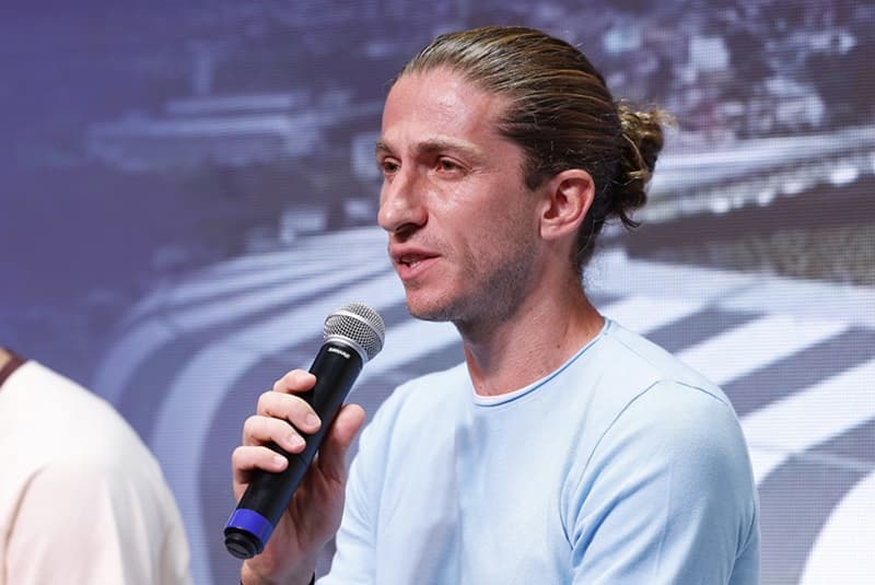 Filipe Luís com microfone na mão falando durante sorteio de mandos para a final da Copa do Brasil 2024