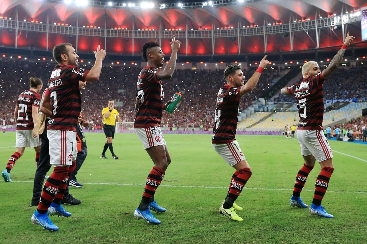 RIO DE JANEIRO, BRASIL - 23 DE OUTUBRO: Gabriel Barbosa, do Flamengo, comemora com companheiros de equipe após marcar durante a partida de volta da semifinal entre Flamengo e Grêmio, como parte da Copa CONMEBOL Libertadores, no Estádio do Maracanã, em 23