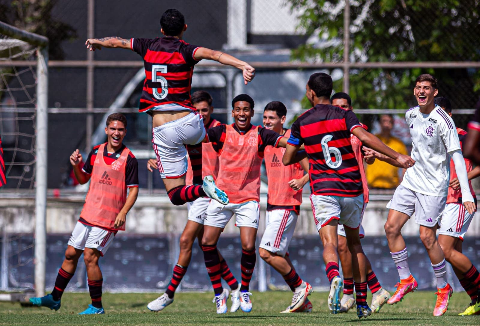 Jogadores do Flamengo Sub-17 comemoram gol sobre o Boavista; clube foi campeão da Taça Guanabara também no sub-15