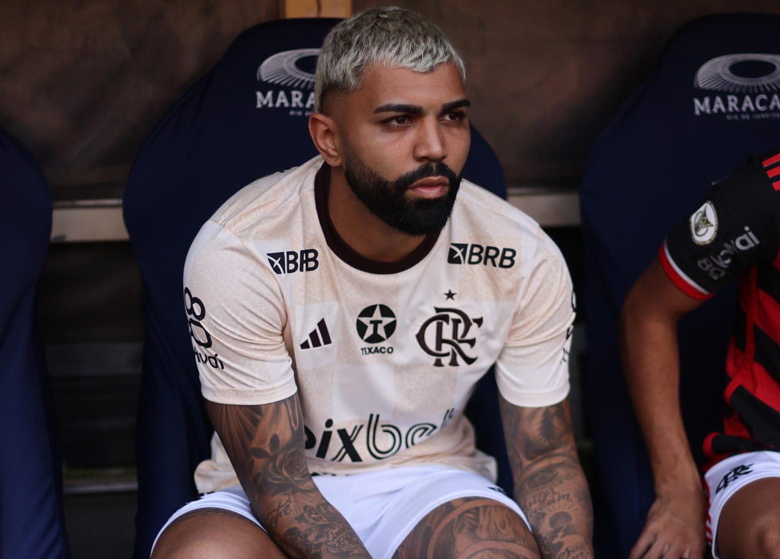 Gabigol ajeitando meião do Flamengo no banco do Maracanã; dono do Cruzeiro falou sobre o atacante
