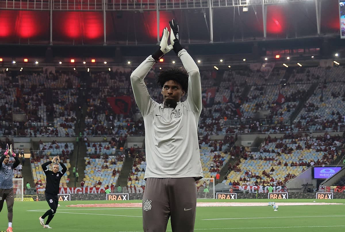 Hugo Souza aplaude para torcida do Corinthians no aquecimento de jogo contra o Flamengo, no Maracanã com luzes rubro-negras, pela Copa do Brasil 2024