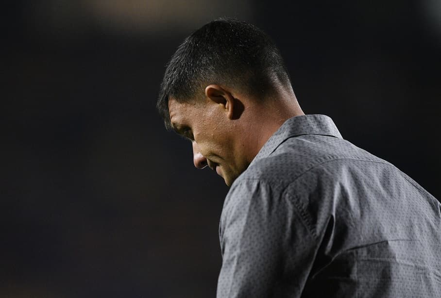 Mauricio Barbieri, ex-treinador do Flamengo, cabisbaixo em jogo do FC Juarez, do México
