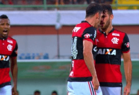 Treta entre Rhodolfo e Felipe Vizeu no Flamengo x Corinthians