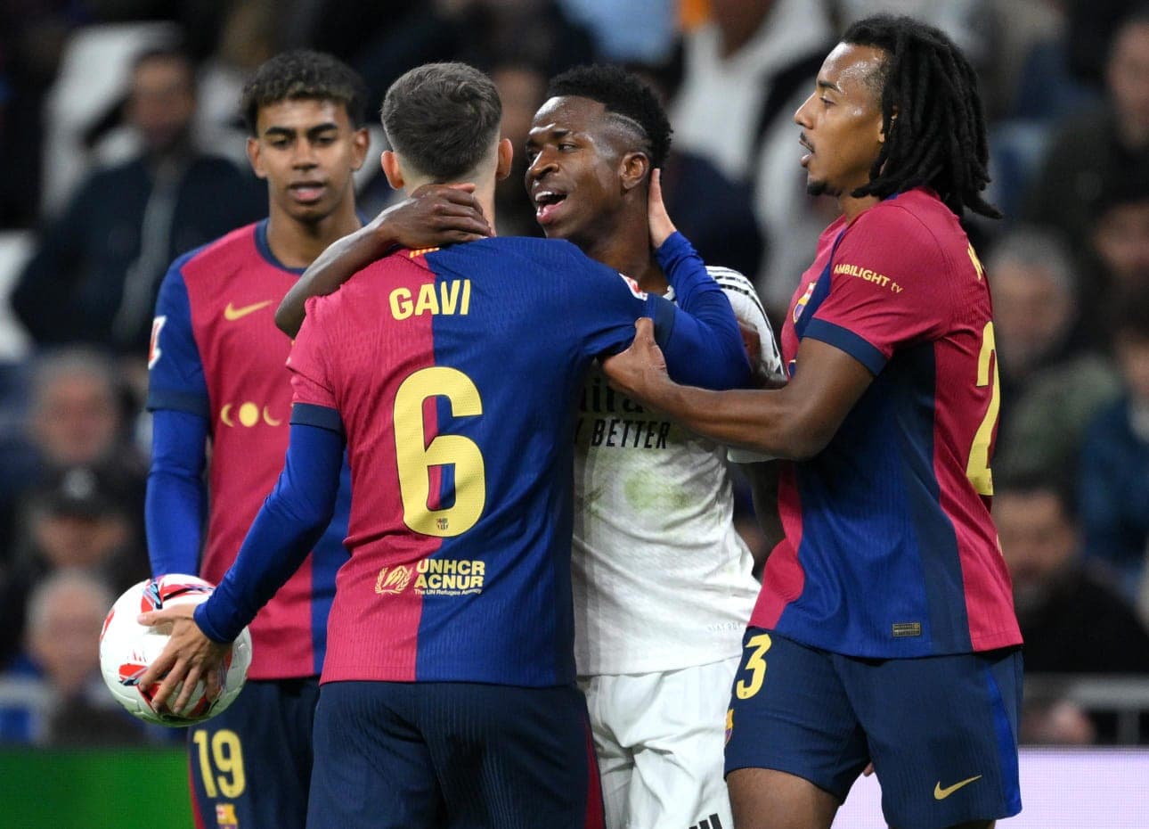 Vinícius Júnior abraça Gavi com Lamine Yamal ao fundo