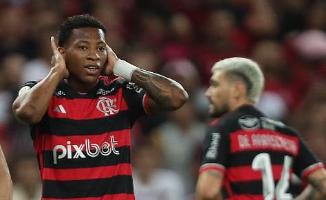 Gonzalo Plata do Flamengo reage após uma chance durante a partida entre Flamengo e Fluminense como parte do Brasileirão 2024 no Estádio do Maracanã em 17 de outubro de 2024 no Rio de Janeiro, Brasil.
