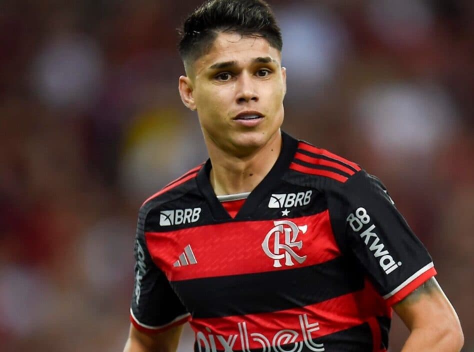 Luiz Araújo com semblante concentrado durante jogo do Flamengo