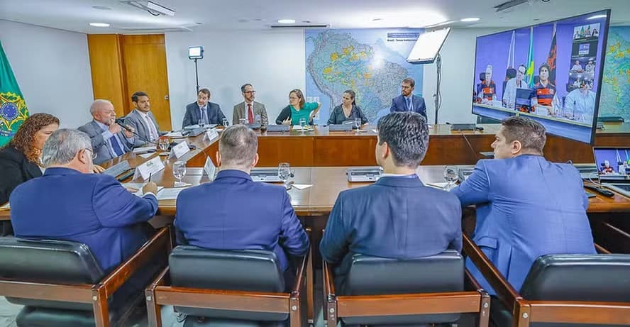 Lula em videoconferência com o presidente do Flamengo, Rodolfo Landim e o prefeito do Rio, Eduardo Paes.