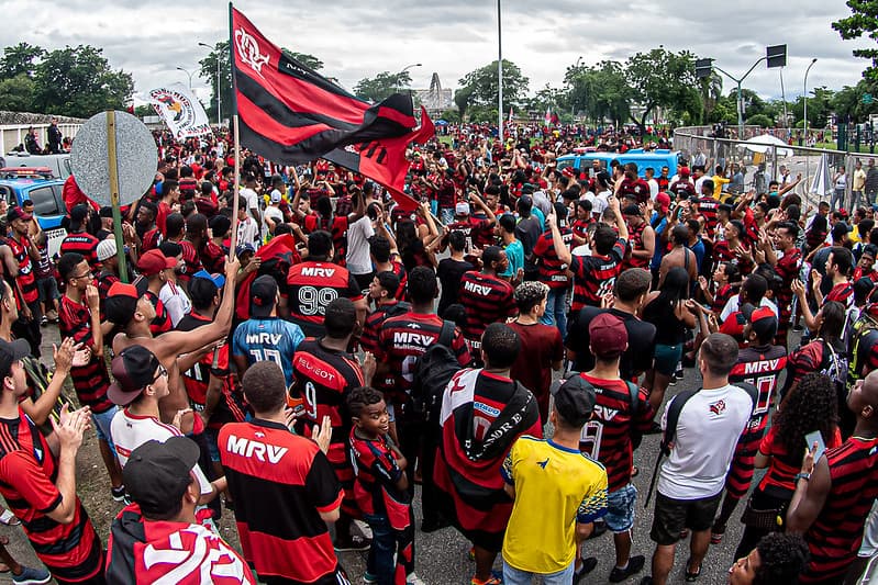Torcedores do Flamengo aguardando ônibus do clube no aeroporto em 2019