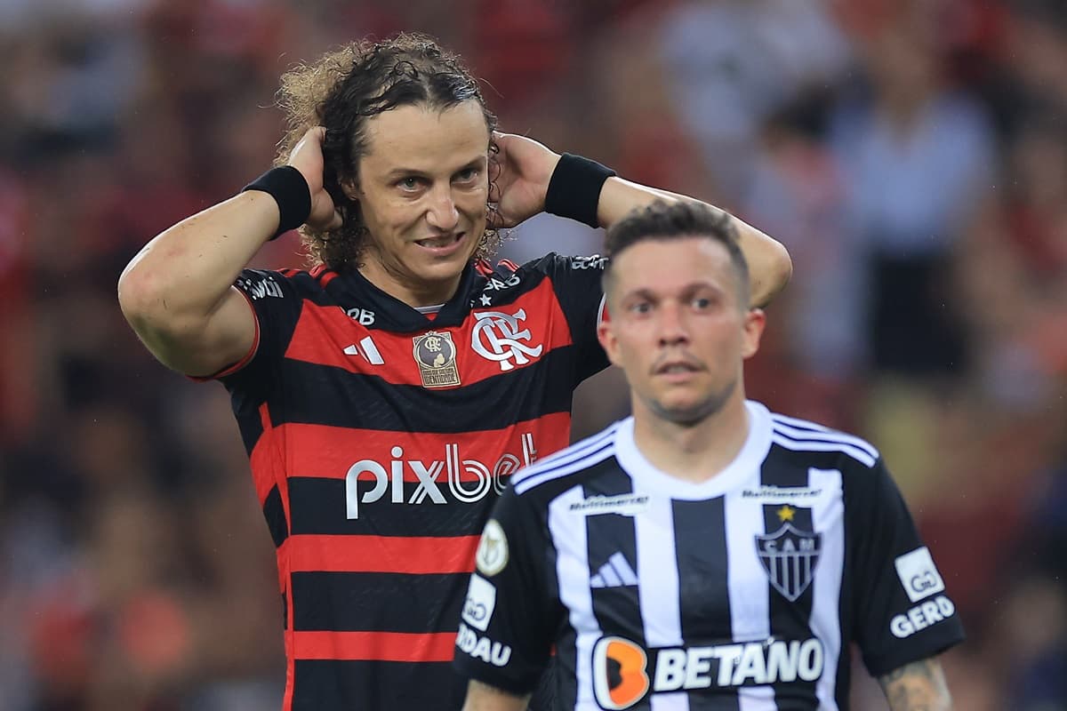 David Luiz se lamenta com careta e mãos na cabeça; à frente, Bernard com semblante de alívio em Flamengo x Atlético-MG, no Maracanã, pelo Brasileirão 2024