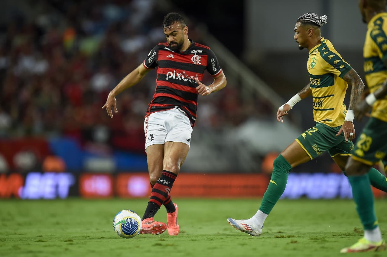Fabricio Bruno tenta passe durante Cuiabá 1x2 Flamengo, elo campeonato brasileiro 2024
