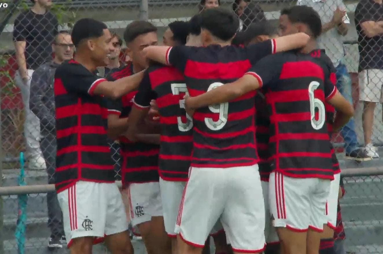 Flamengo Sub-17 comemora gol de Joshua contra o Vasco