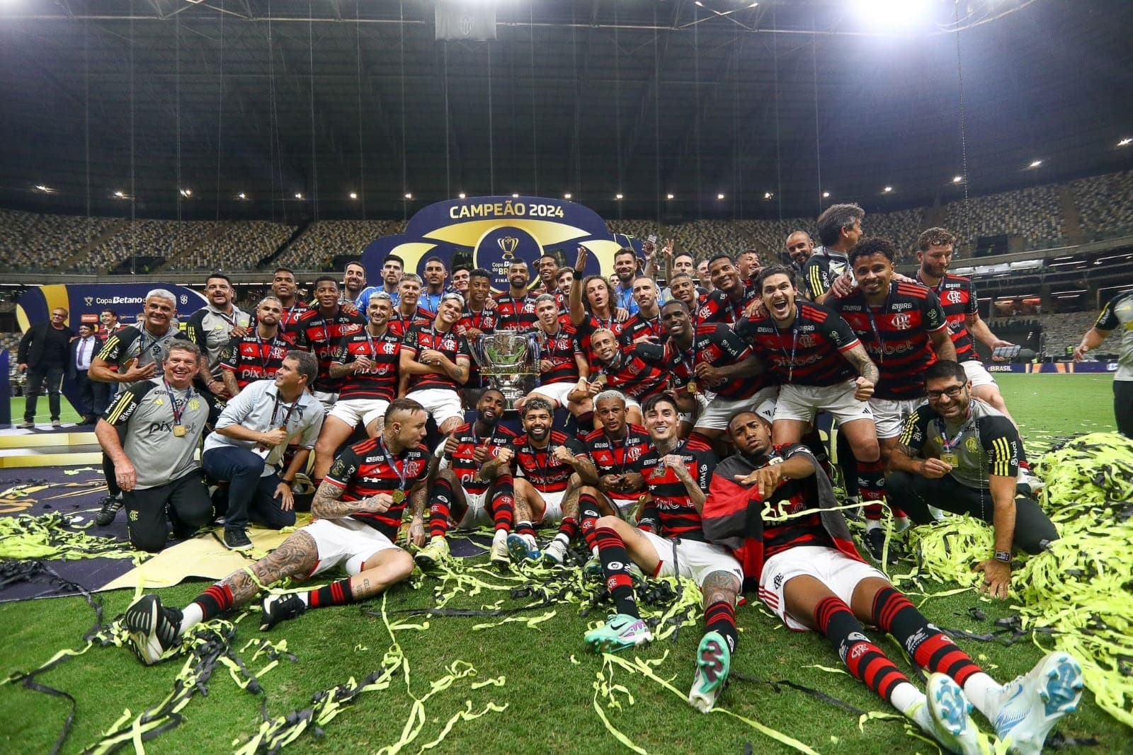 Jogadores do Flamengo comemoram título da Copa do Brasil no campo de Arena MRV; fala de kalil gera debate sobre Fla dominar ou não o futebol brasileiro