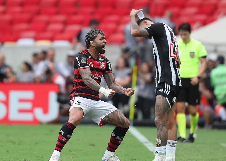Gabigol vibra efusivamente após gol na ida da final da Copa do Brasil entre Flamengo e Atlético-MG, no Maracanã; ao fundo, Rubens coloca copo de água na nuca