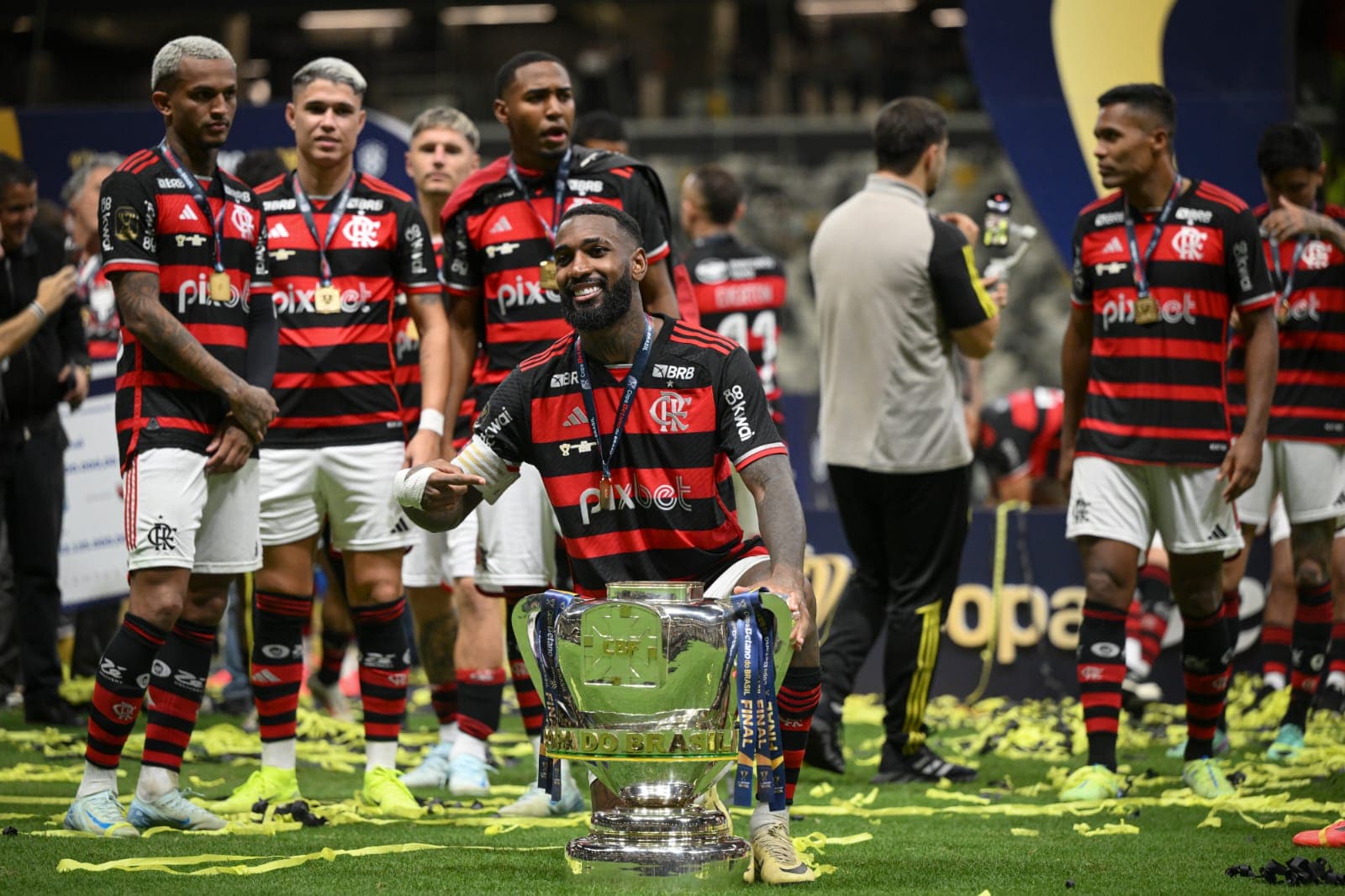 Gerson com taça da Copa do Brasil após vitória do Flamengo sobre o Atlético-MG
