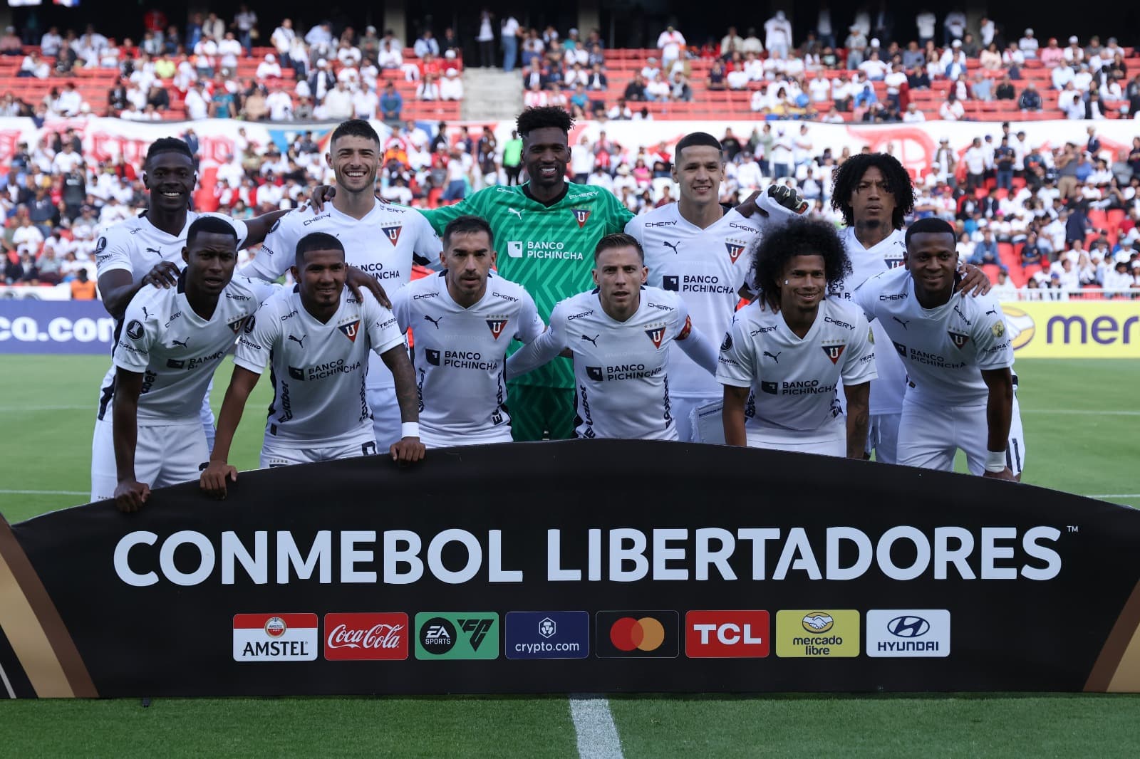 Equipe da LDU Quito posa para fotos antes da partida da Copa CONMEBOL Libertadores entre LDU Quito e Botafogo