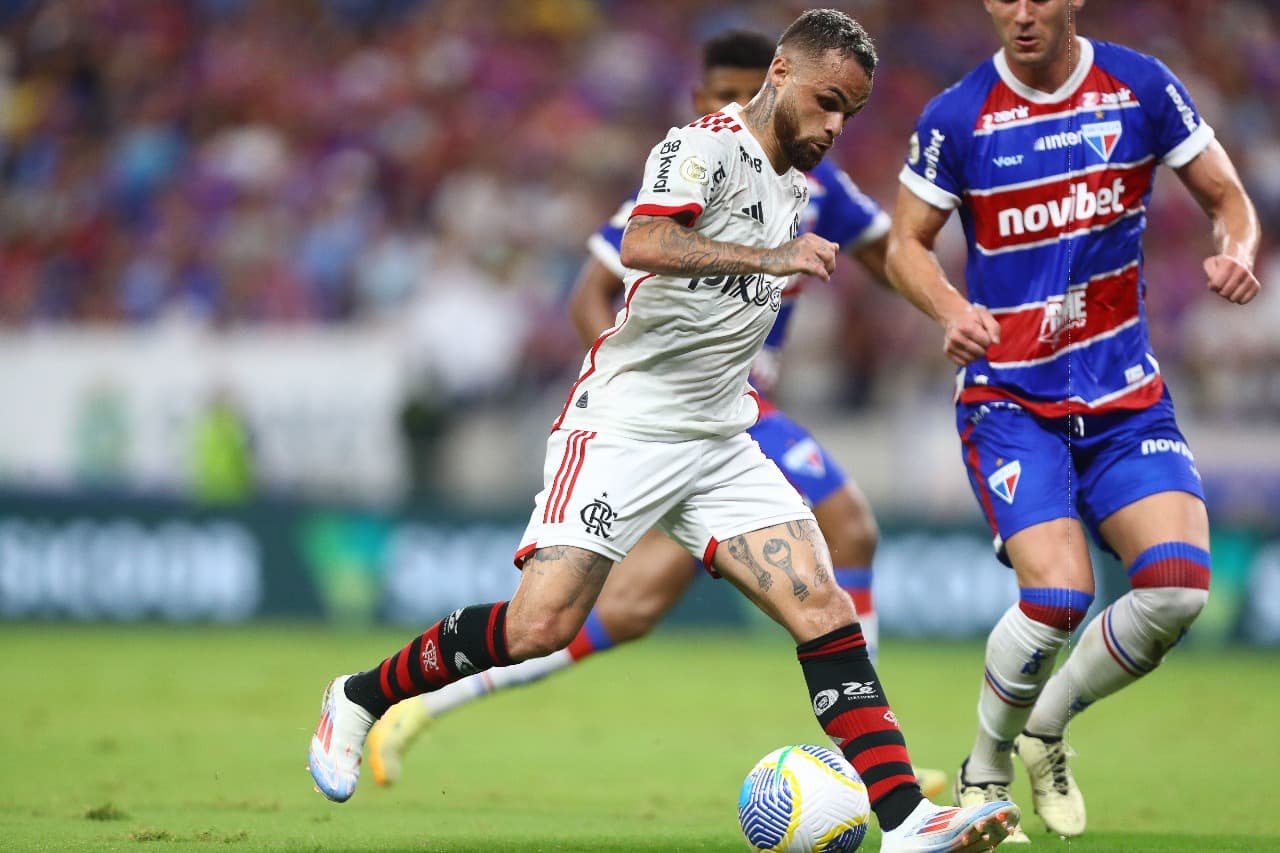Michael, do Flamengo, tenta jogada marcado por defensor do Fortaleza