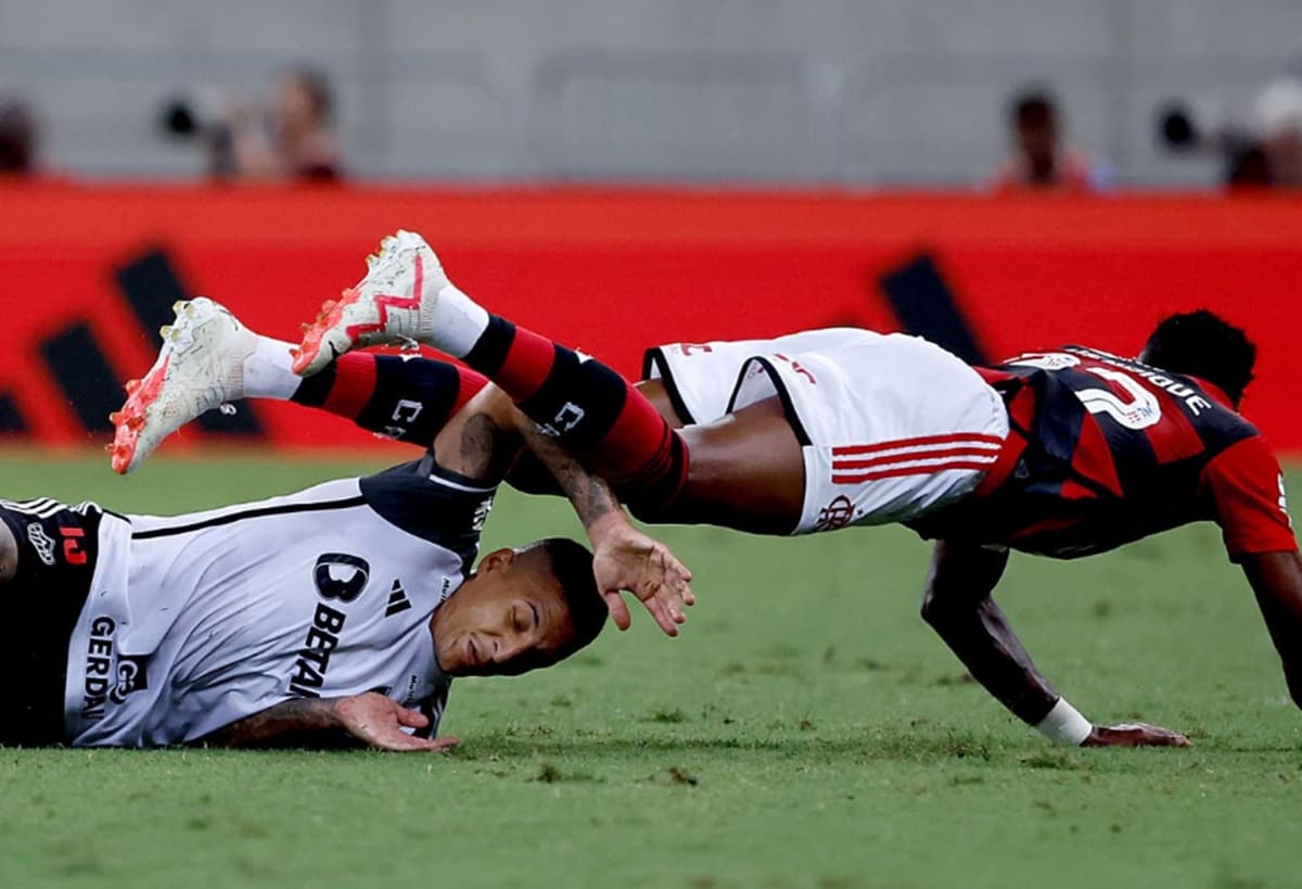 arana disputa bola com bruno henrique em flamengo x atletico mg