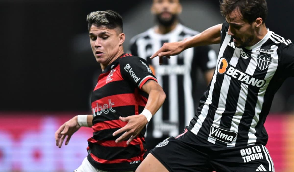 luiz araújo em jogo do flamengo contra o atlético-mg na arena mrv