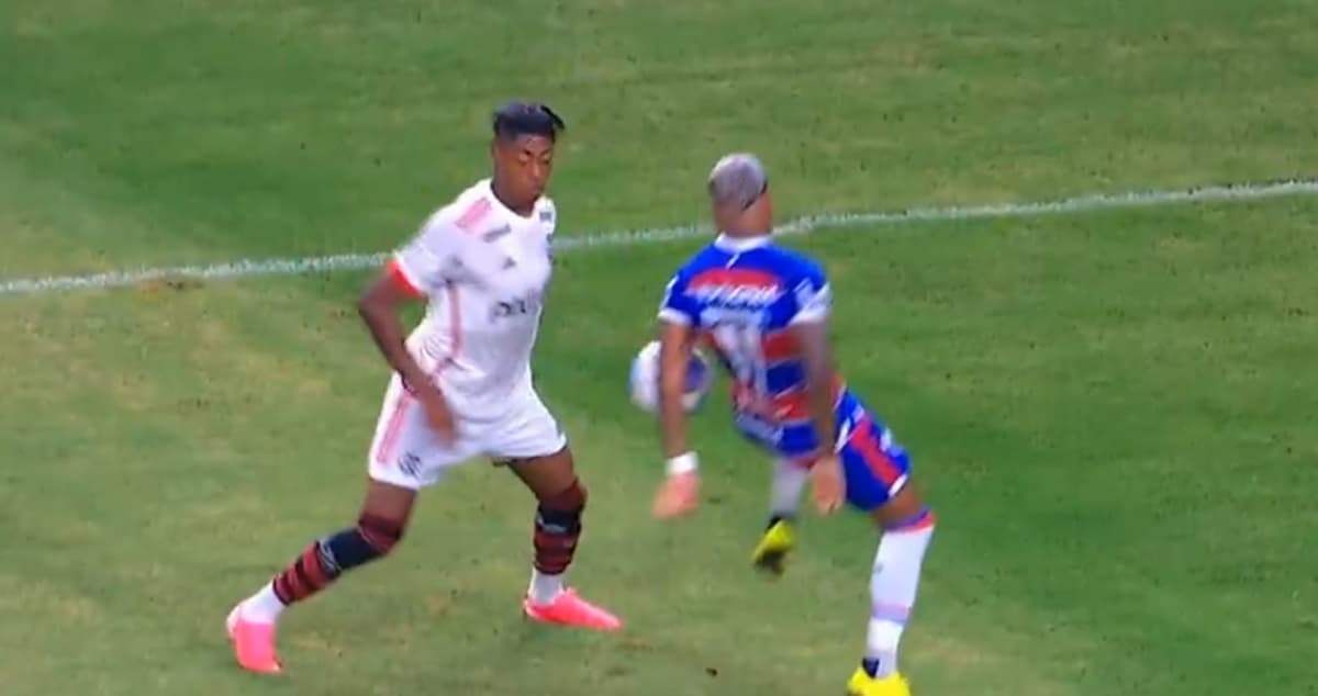marinho coloca a mão na bola em lance com bruno henrique flamengo e fortaleza