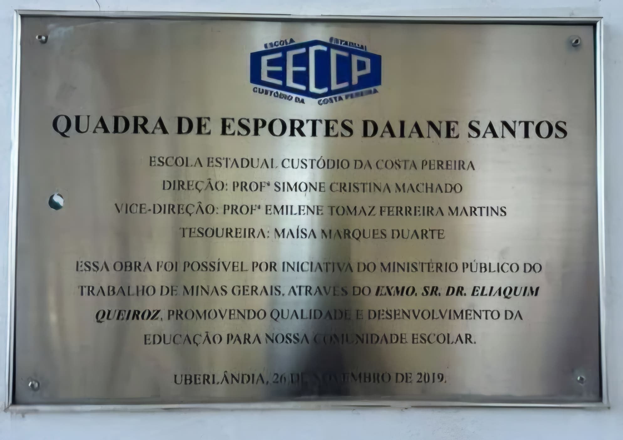 Placa de inauguração da quadra de esportes Daiane Santos na Escola Estadual Custódio da Costa Pereira, em Uberlândia.