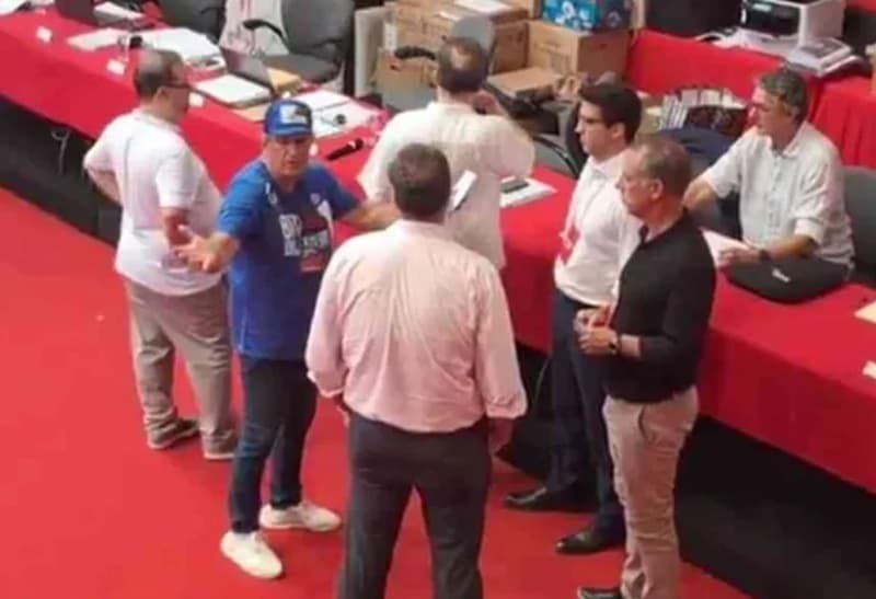 Bap de braços abertos fazendo denúncia contra Dunshee durante eleição no flamengo