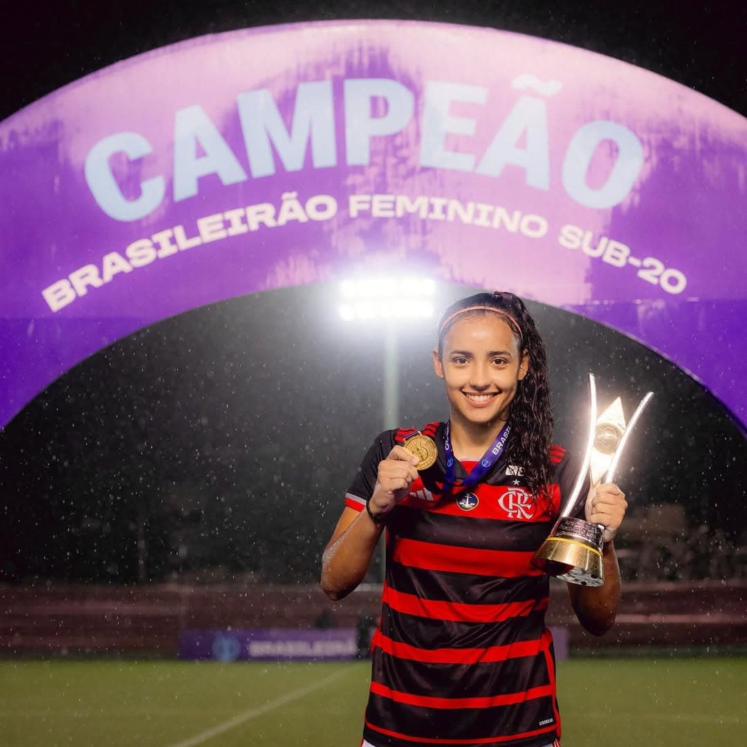 Anna Luíza mostra medalha e taça do Campeonato Brasileiro Feminino Sub-20
