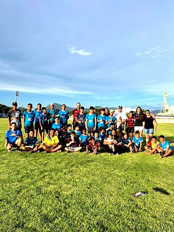 Alunos do projeto posam para foto com goleira do Flamengo