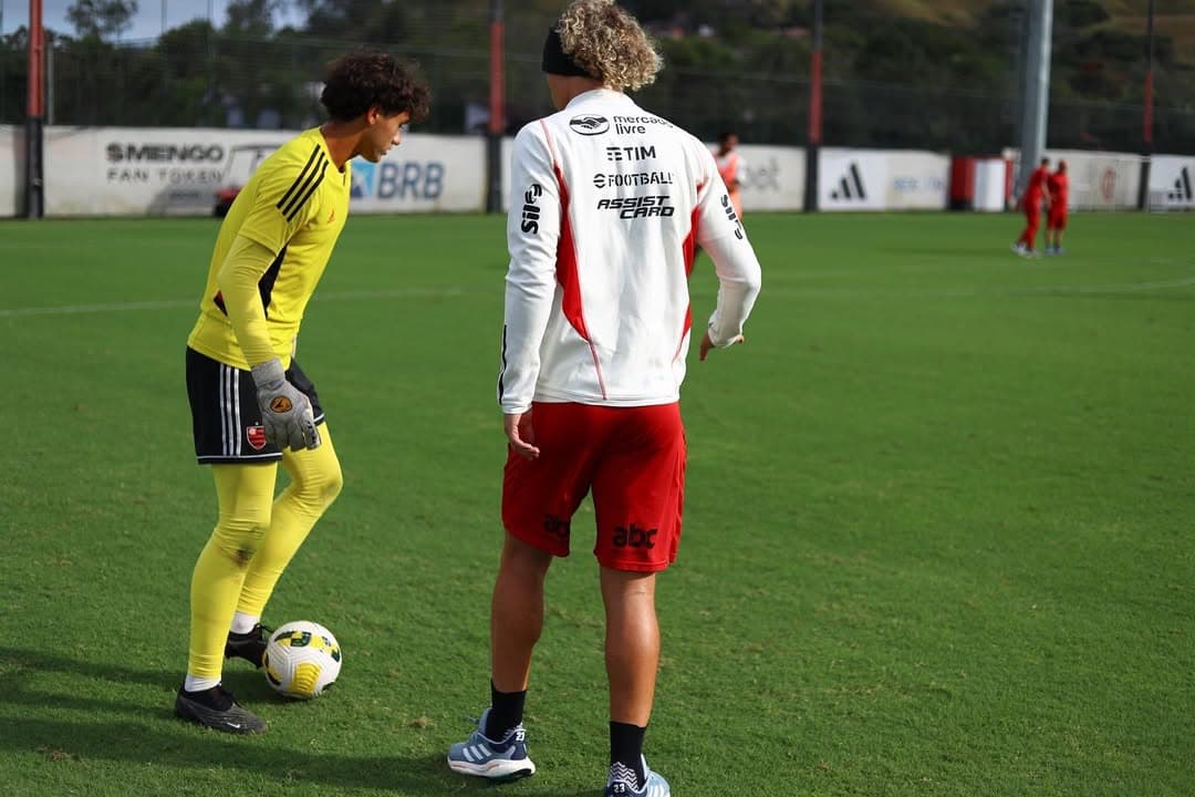 Guilherme, ex-goleiro da base, com David Luiz