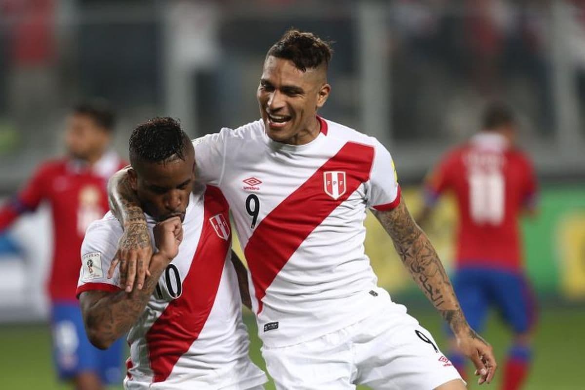 Abraçados, Farfán e Guerrero comemoram gol da seleção peruana