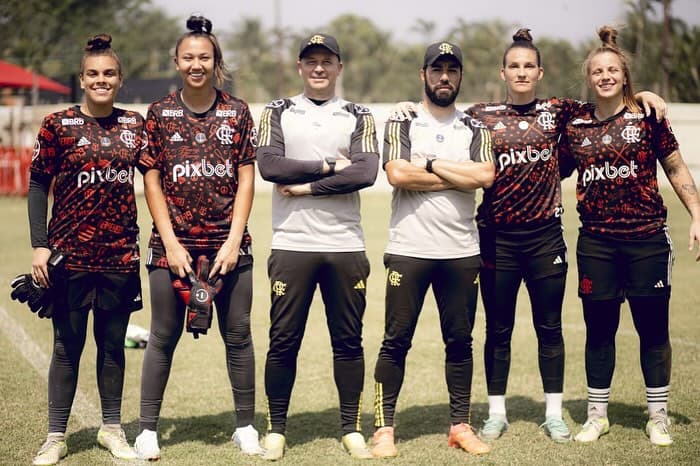 na foto estão em ordem; Isa Cruz Bibi, Julinho, Felipe, Karol e Gabi Barbieri