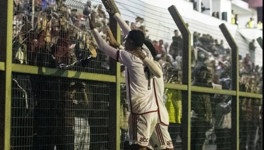 Bill comemora gol colado no alambrado onde estava torcida do Flamengo em jogo contra o São Bernardo pela Copinha 2025
