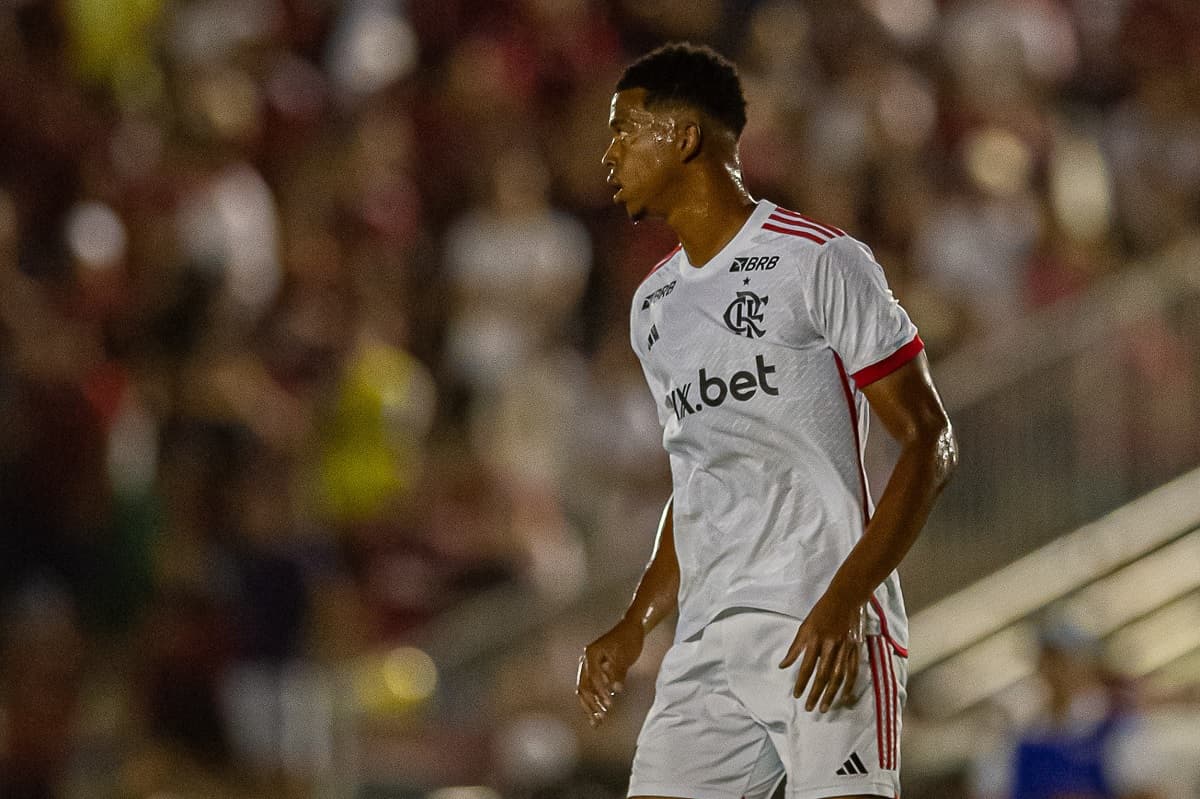 Carlinhos presta atenção na bola durante jogo contra o Madureira