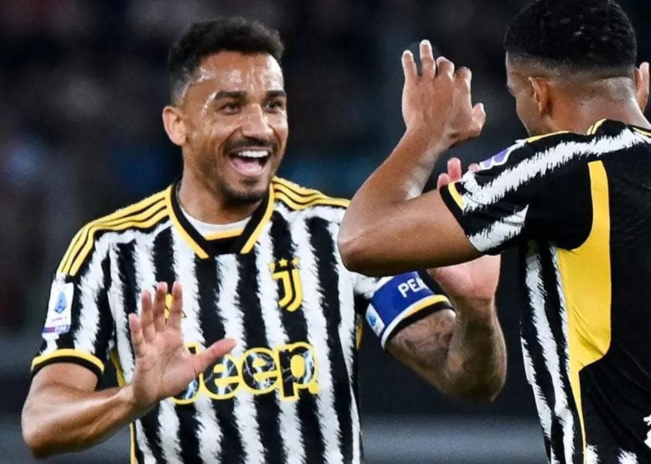 Danilo sorriem cumprimenta companheiro na Juventus