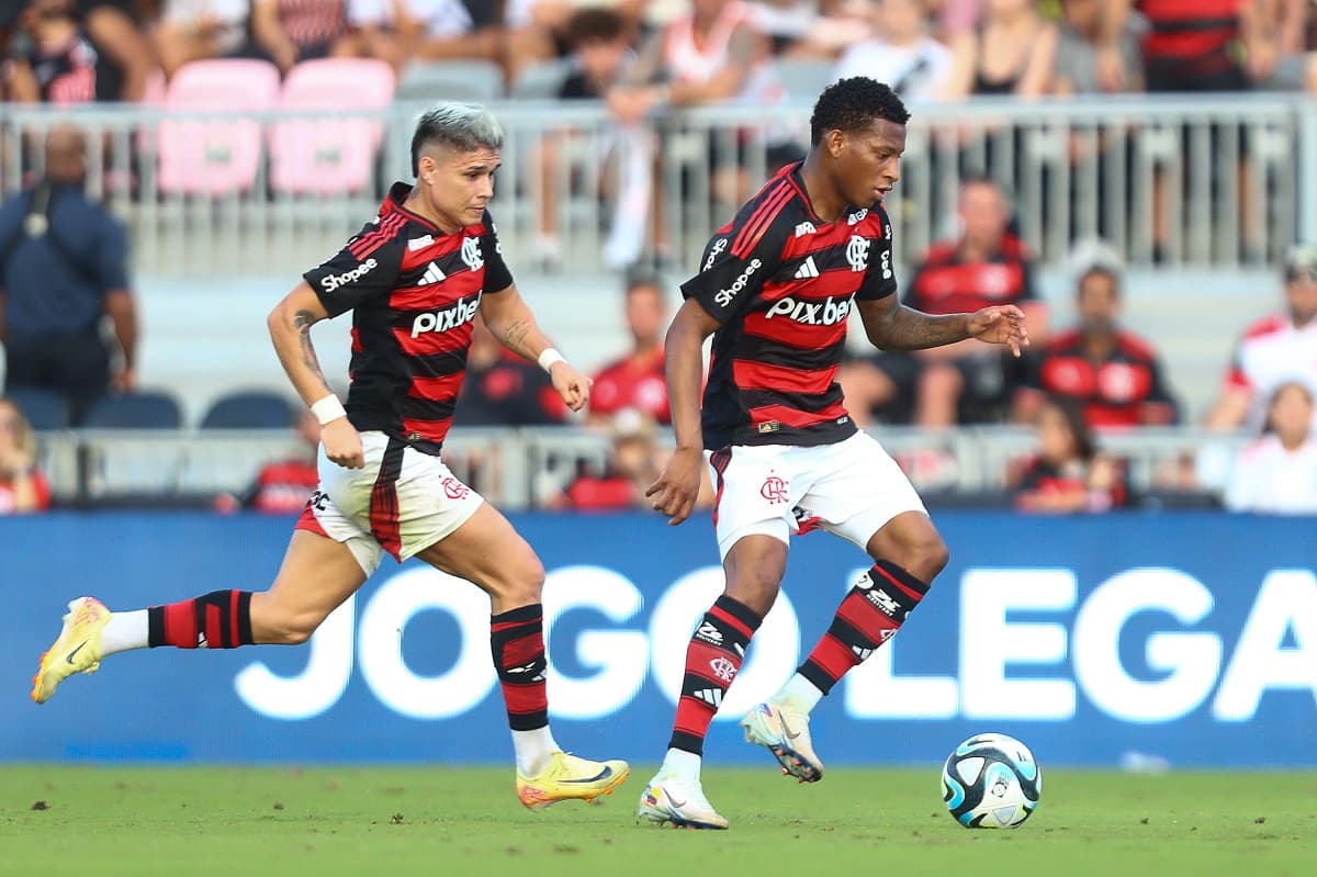 Em campo, Luiz Araújo corre para dar opção enquanto Plata controla a bola pelo Flamengo contra o São Paulo