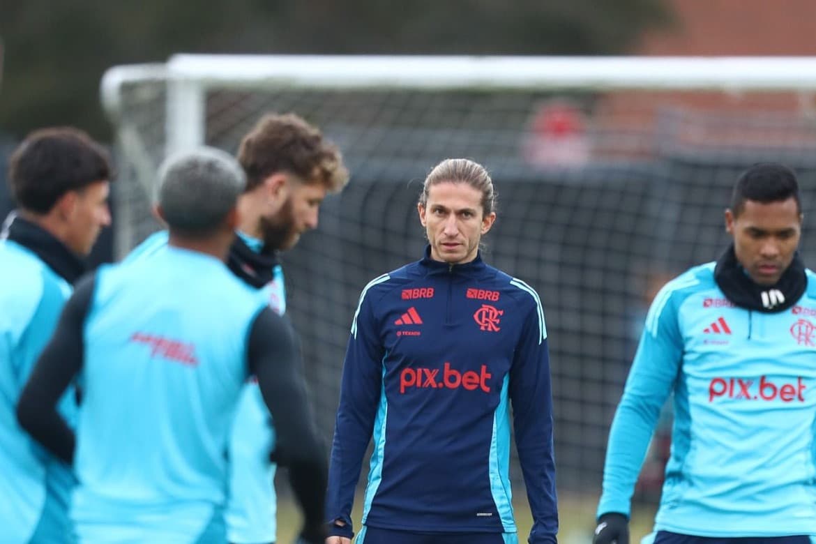 Filipe Luís observa Alex Sandro, Carbone, Wesley e Léo Pereira em treinamento