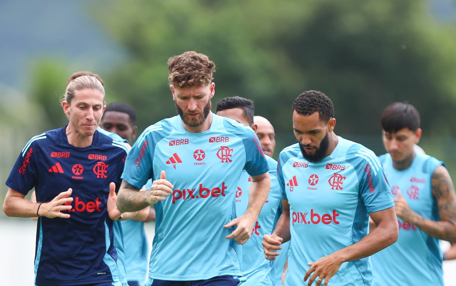Filipe Luís no treino do Flamengo antes de enfrentar Sampaio Corrêa
