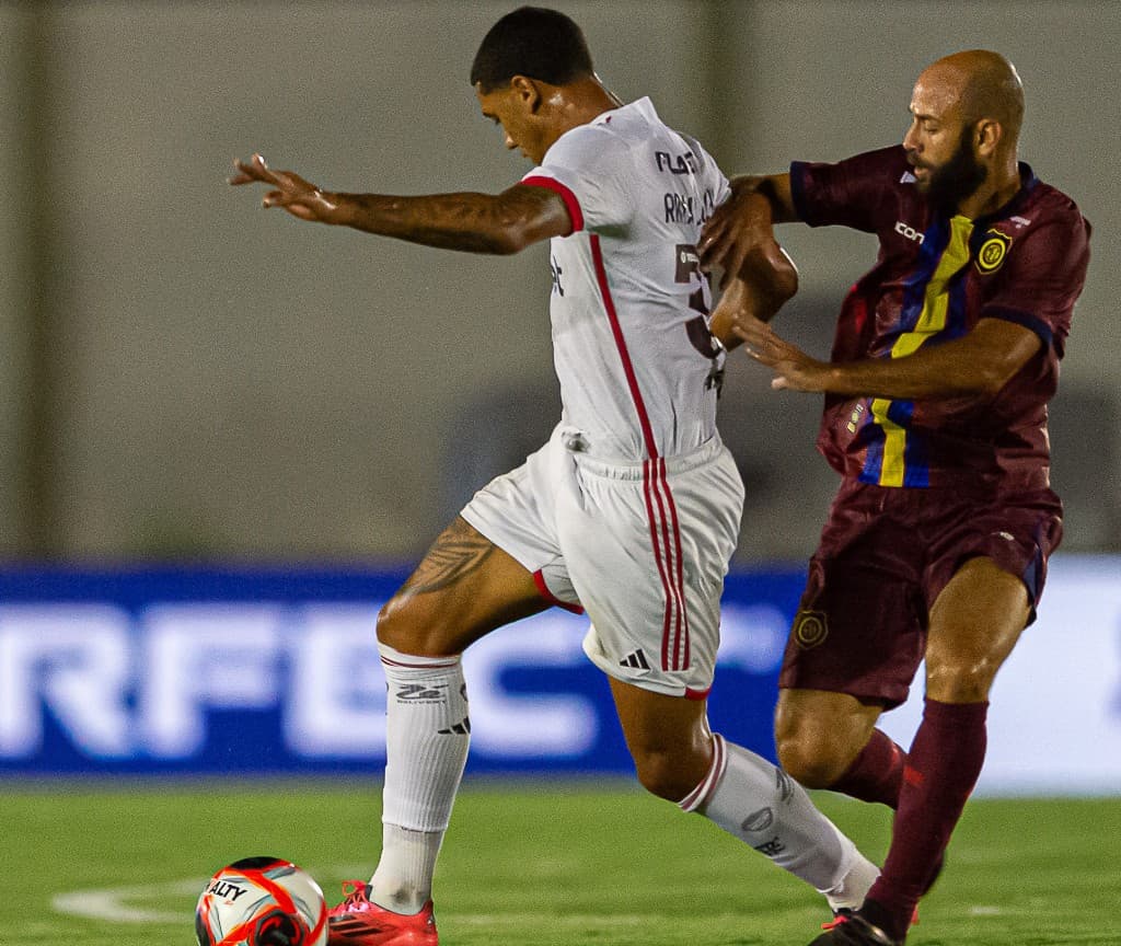 jogador do flamengo disputa a bola com Marcelo, autor do gol do Madureira