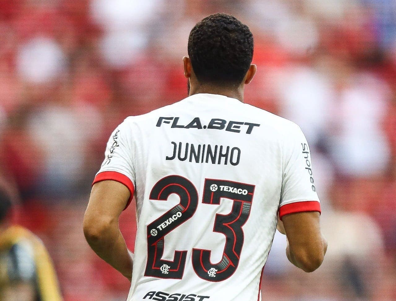 Juninho nova contratação do Flamengo em campo contra o Volta Redonda