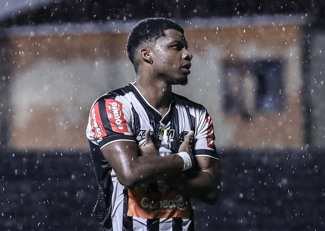 Lincoln, ex-Flamengo, comemorando gol marcado com a camisa do Athletic