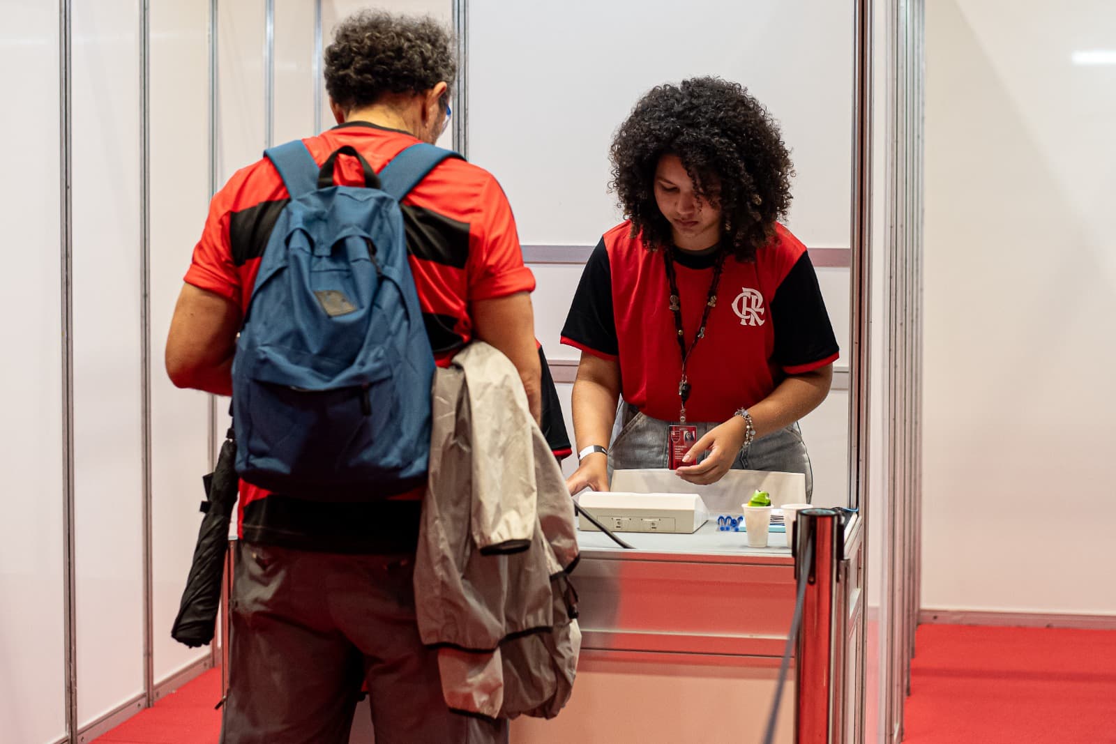 Torcedor do Flamengo entrando em cabine de votação na eleição de 2024