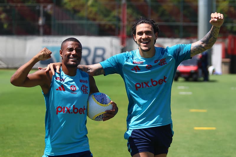 Pedro e De La Cruz formaram dupla no futevôlei do Ninho do Urubu