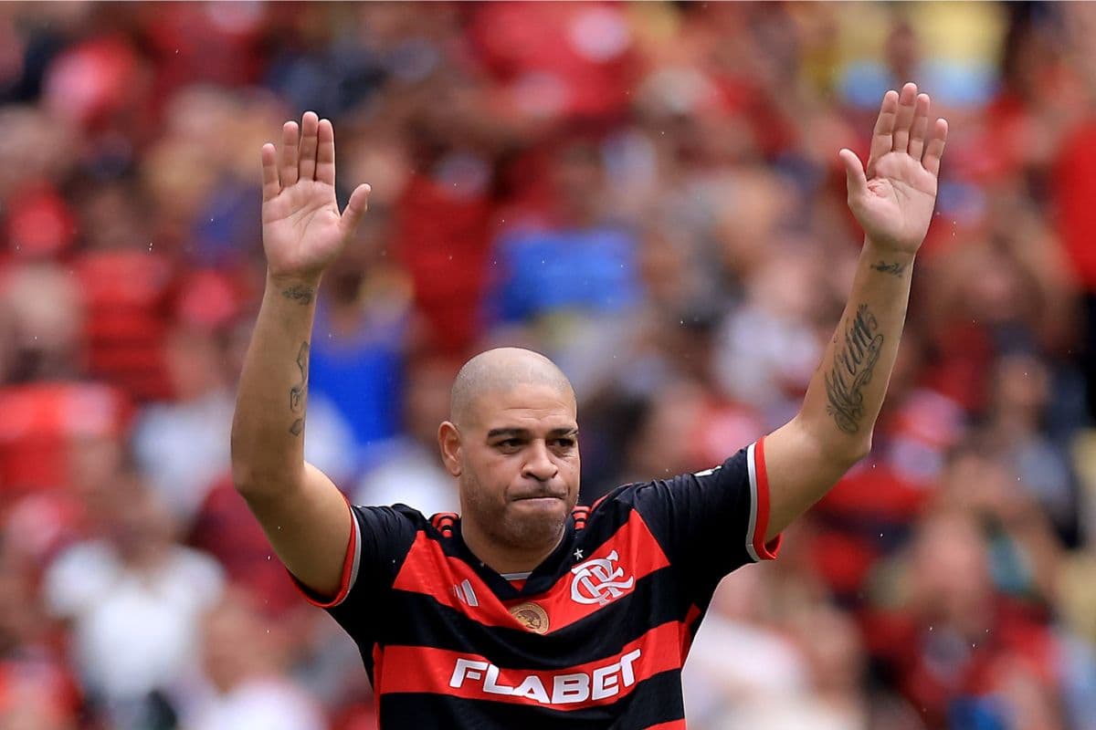 adriano imperador usando a camisa do flamengo em sua despedida no maracana em 2024
