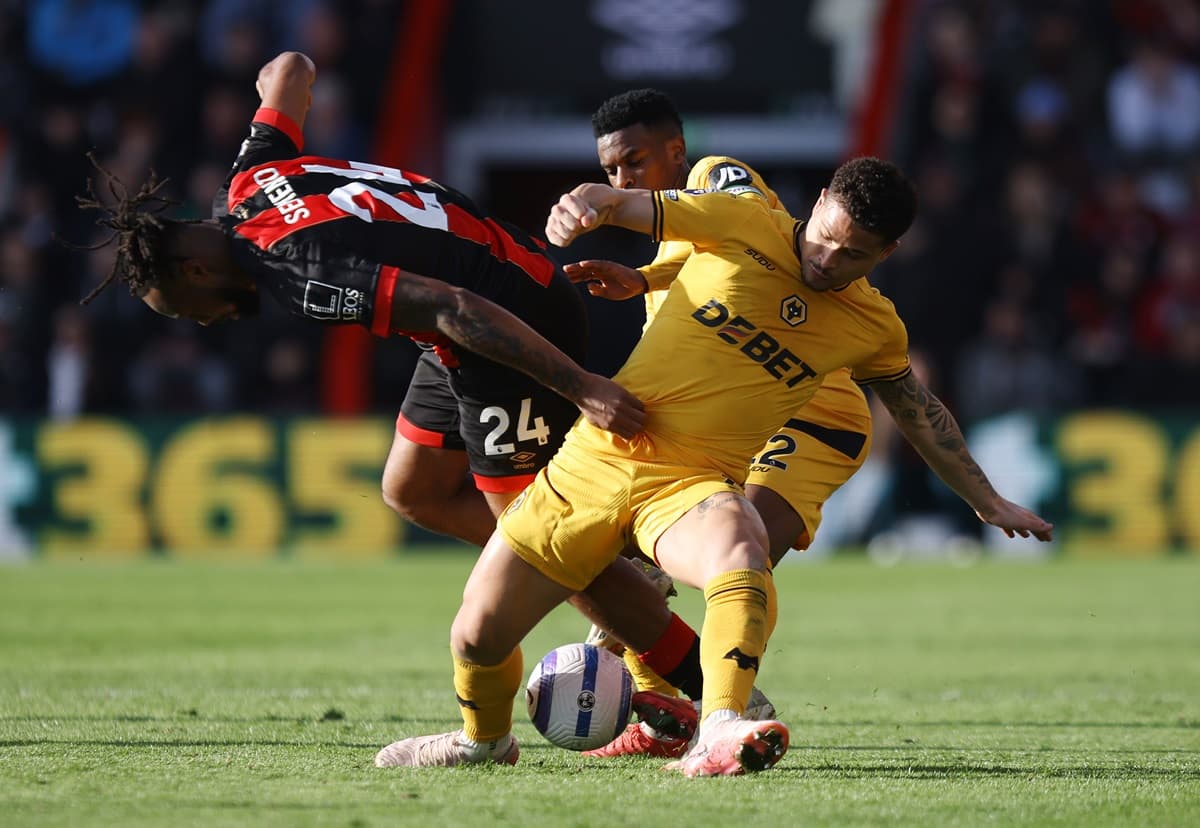 João Gomes disputa a bola durante jogo contra o Bournemouth