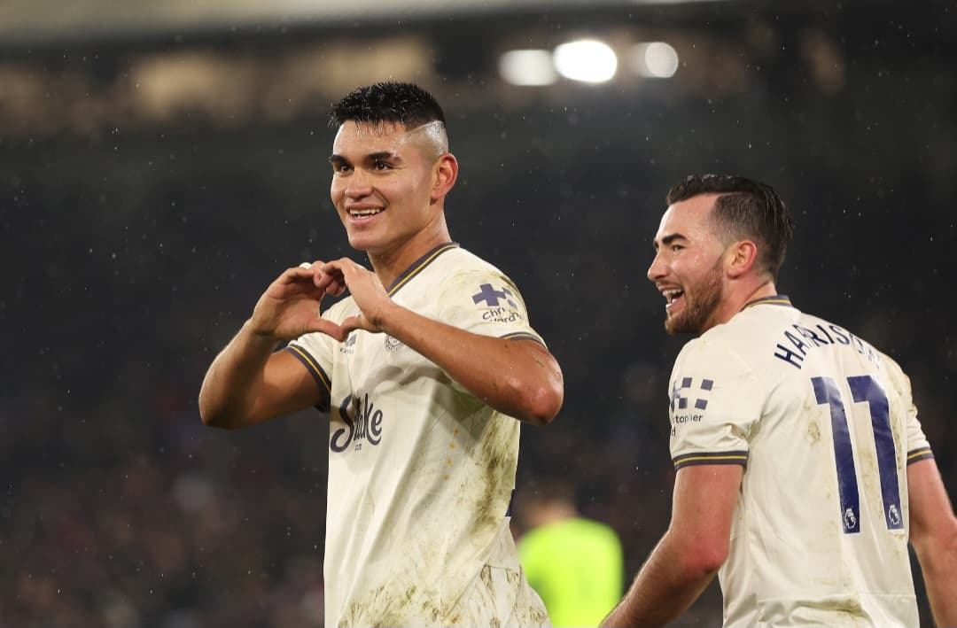 Alcaraz comemora gol com coração e assistência pelo Everton