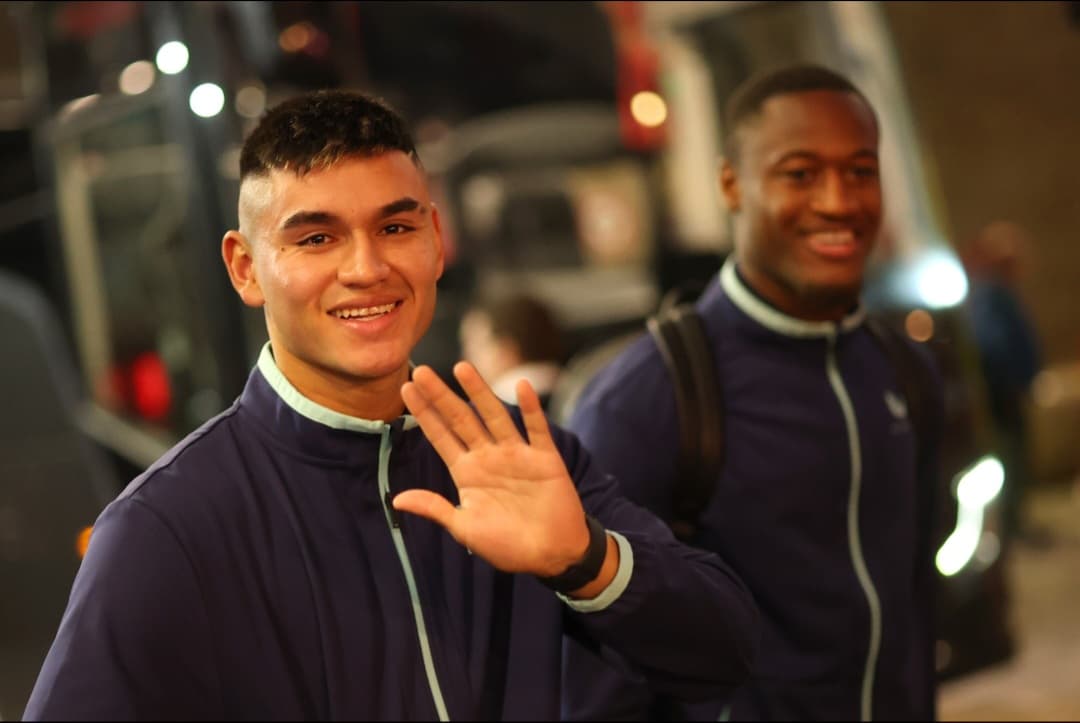 Alcaraz na chegada do time do Everton no jogo contra o Brentford