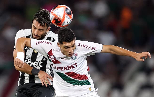 Alex Telles, do Botafogo disputa bola com jogador do Fluminense