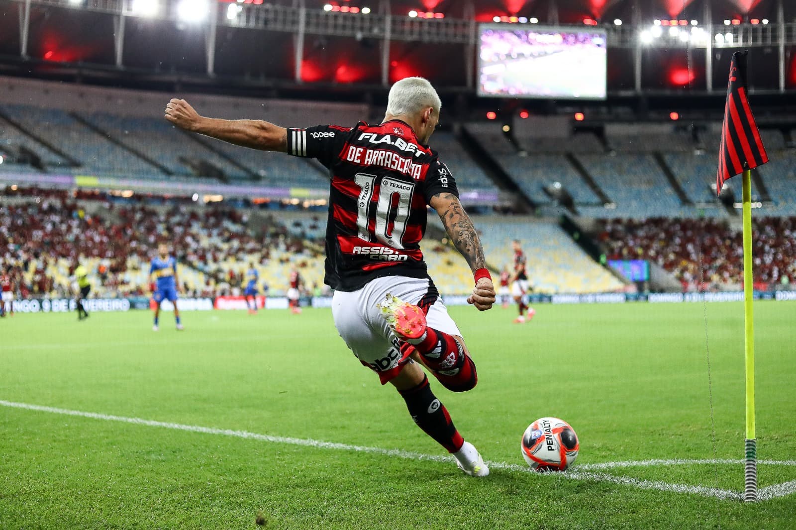 Arrascaeta cobra escanteio em jogo do Flamengo no Maracanã