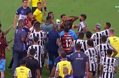 Briga generalizada entre jogadores de Flamengo e Botafogo com Cleiton acertando soco em Barboza