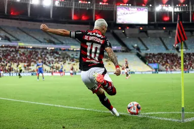 Arrascaeta cobra escanteio em jogo do Carioca contra o Sampaio Corrêa