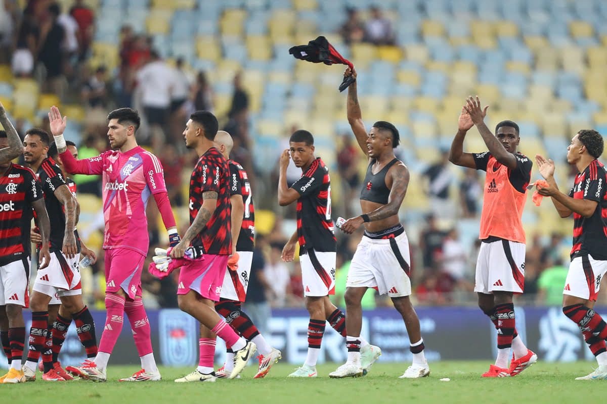 Elenco comemora vitória sobre o Vasco no Carioca